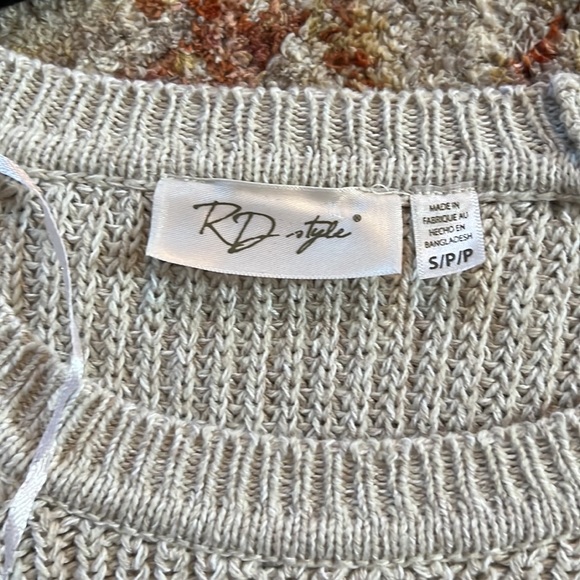 Sweaters - Picture 7 of 7